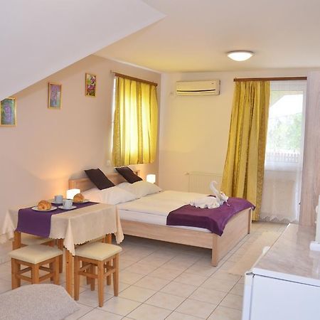 Amulett Studios Apartment ไฮจ์ดุสโซบอสโล ภายนอก รูปภาพ