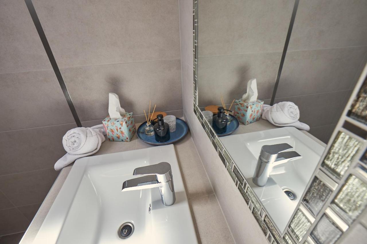 Amulett Studios Apartment ไฮจ์ดุสโซบอสโล ภายนอก รูปภาพ