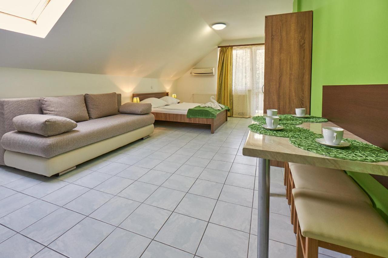 Amulett Studios Apartment ไฮจ์ดุสโซบอสโล ภายนอก รูปภาพ