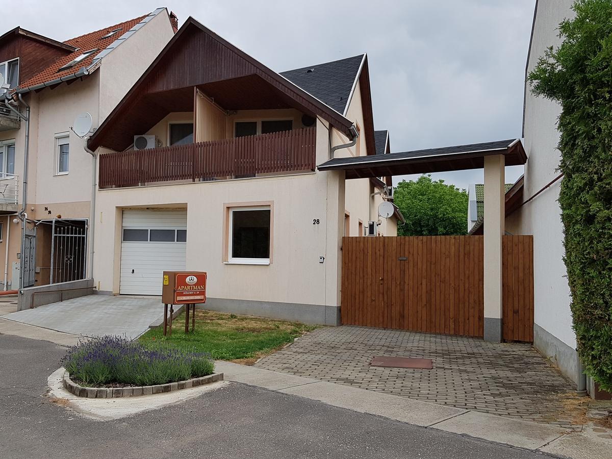 Amulett Studios Apartment ไฮจ์ดุสโซบอสโล ภายนอก รูปภาพ